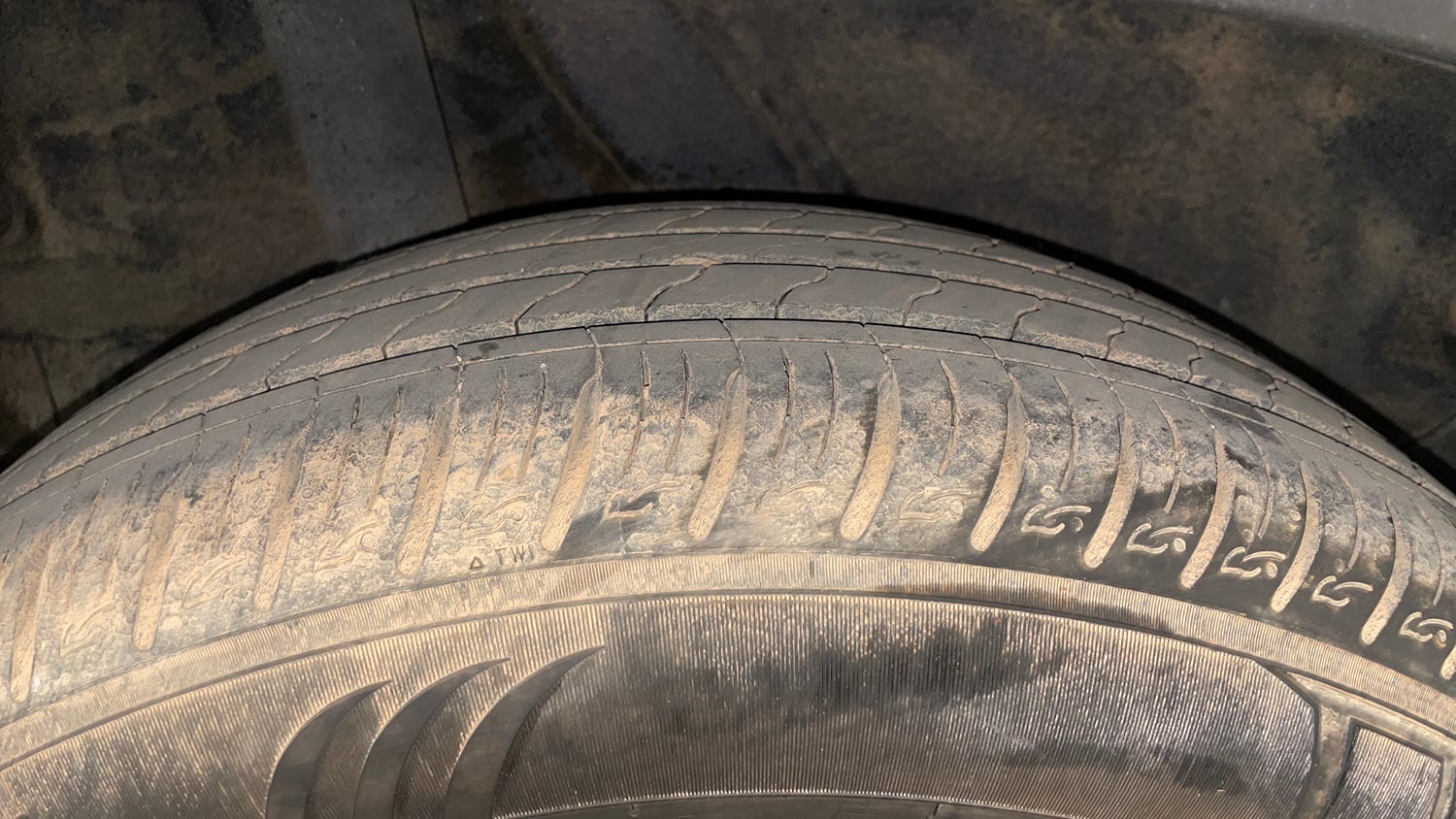 Used 2022 Hyundai Venue SX (O) 1.0 Turbo iMT Petrol Manual tyres RIGHT REAR TYRE TREAD VIEW