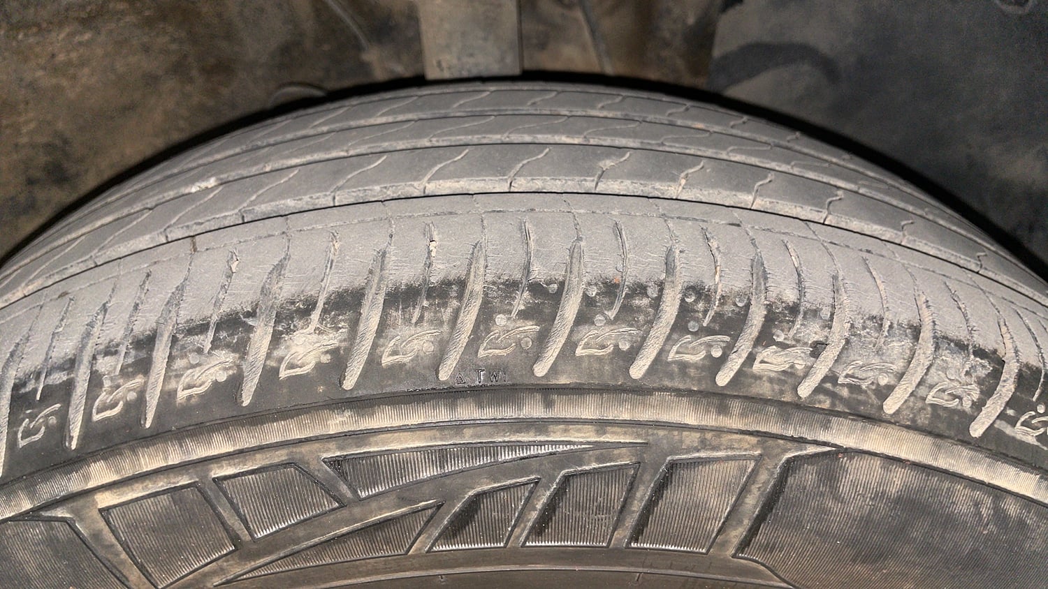 Used 2022 Hyundai Venue SX (O) 1.0 Turbo iMT Petrol Manual tyres RIGHT FRONT TYRE TREAD VIEW