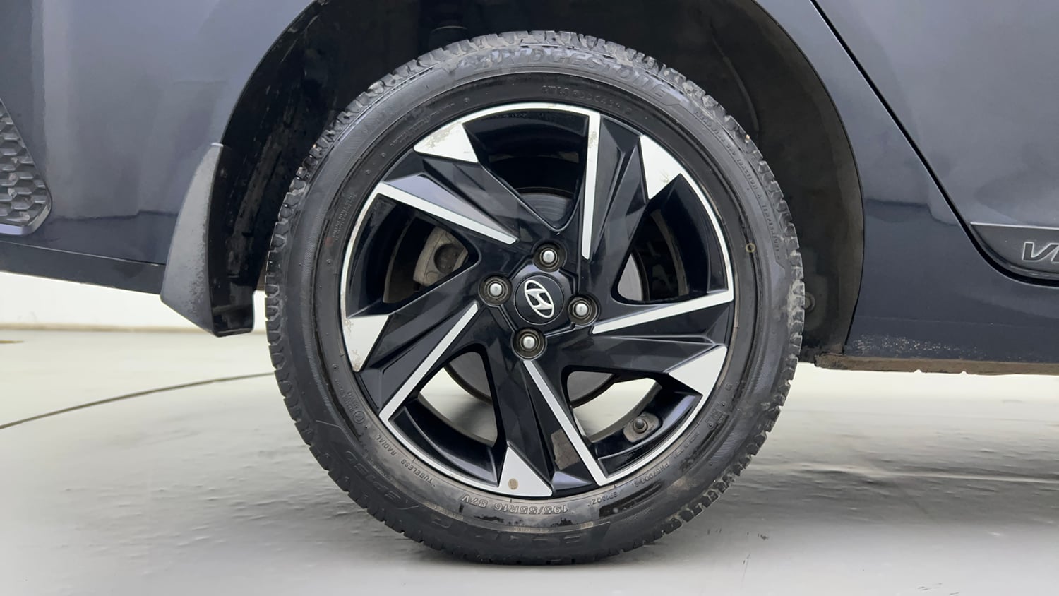 Used 2022 Hyundai Verna SX (O) 1.0 Turbo DCT Petrol Automatic tyres RIGHT REAR TYRE RIM VIEW