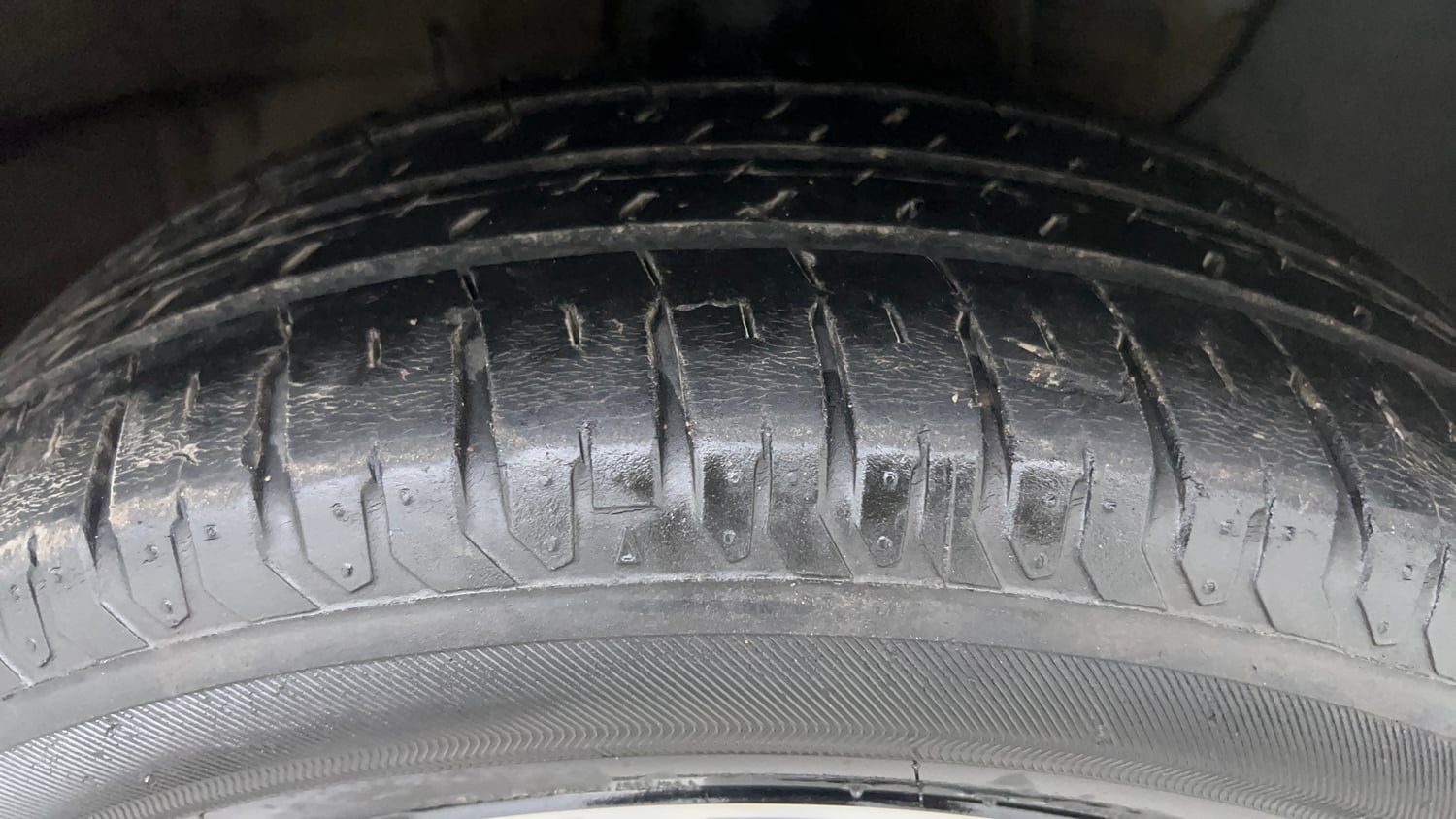 Used 2022 Hyundai Verna SX (O) 1.0 Turbo DCT Petrol Automatic tyres RIGHT FRONT TYRE TREAD VIEW