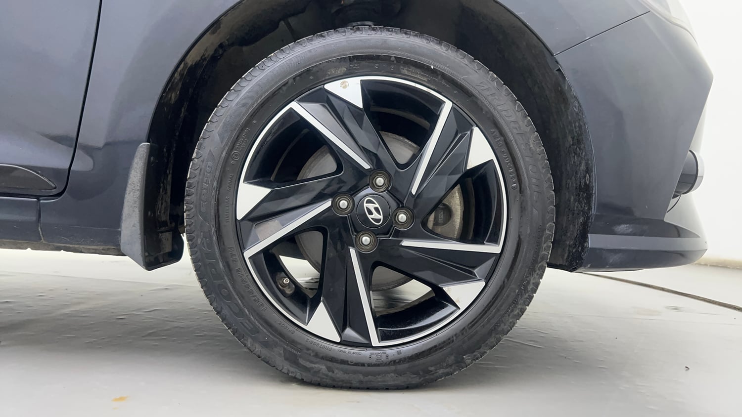 Used 2022 Hyundai Verna SX (O) 1.0 Turbo DCT Petrol Automatic tyres RIGHT FRONT TYRE RIM VIEW