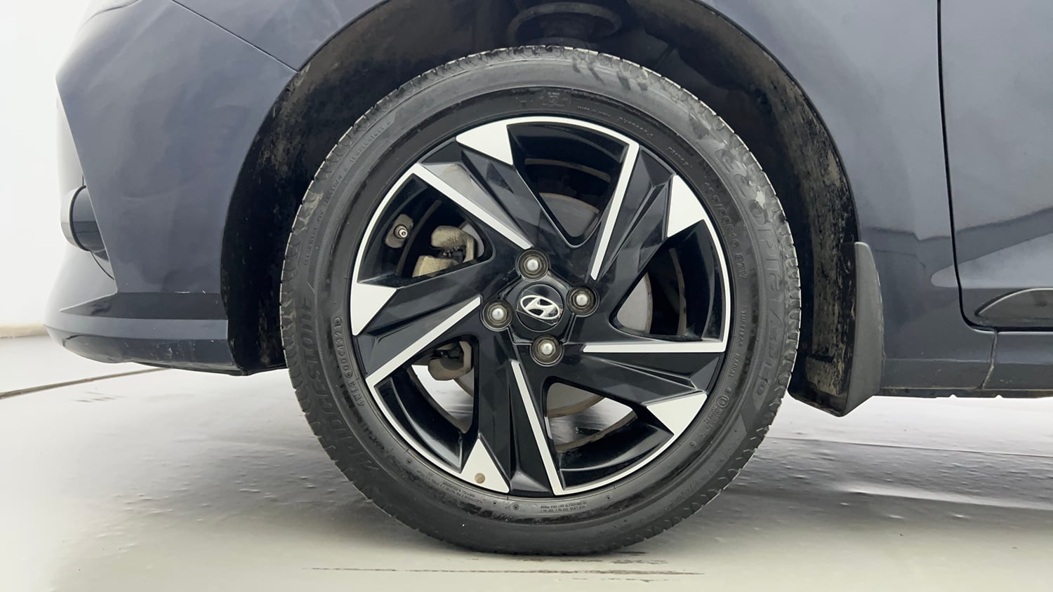 Used 2022 Hyundai Verna SX (O) 1.0 Turbo DCT Petrol Automatic tyres LEFT FRONT TYRE RIM VIEW
