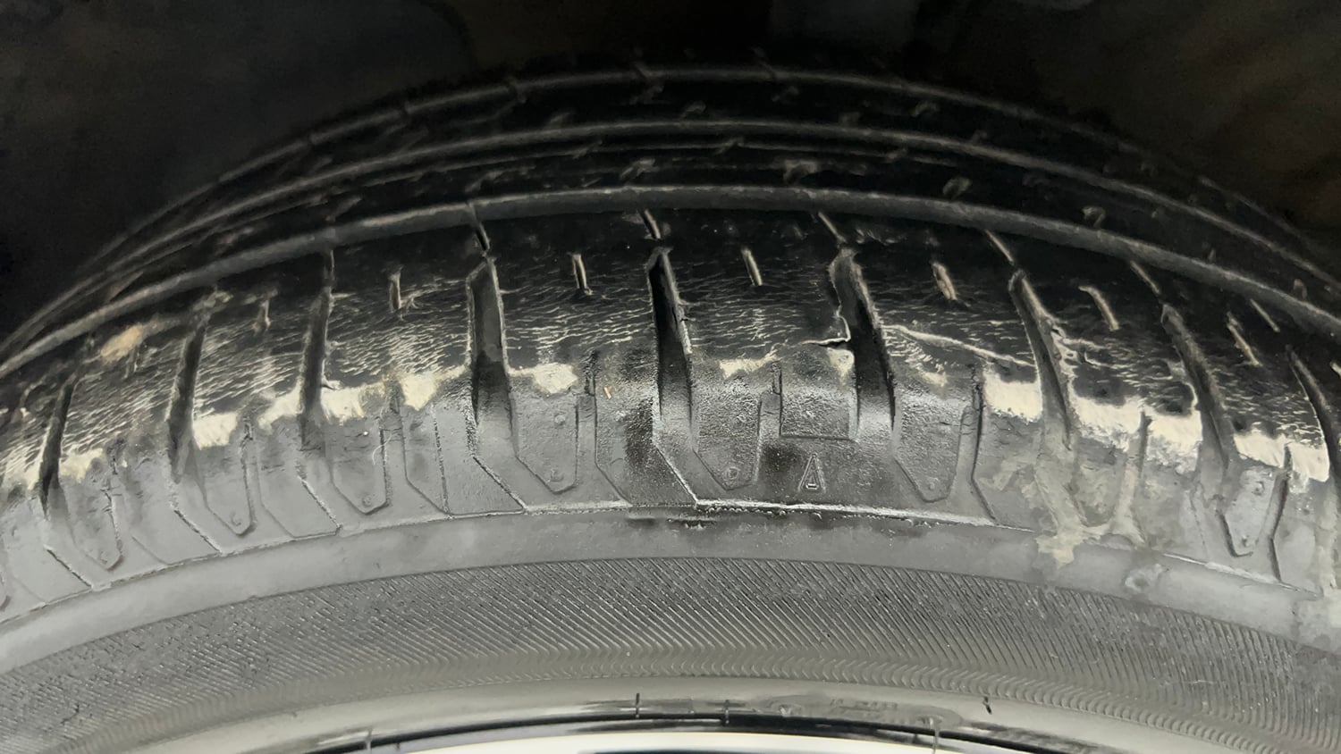 Used 2022 Hyundai Verna SX (O) 1.0 Turbo DCT Petrol Automatic tyres LEFT FRONT TYRE TREAD VIEW