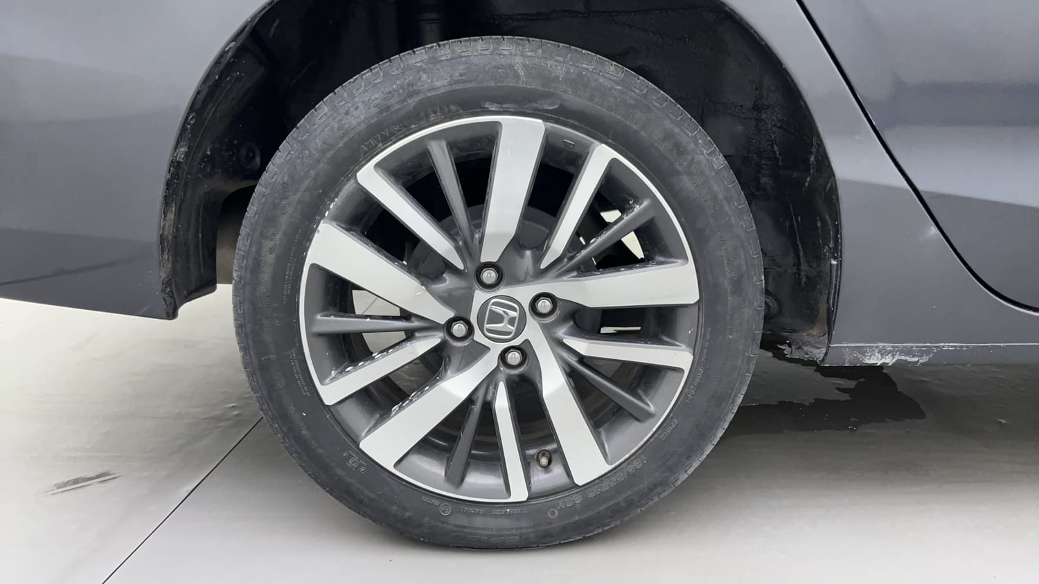 Used 2023 Honda City ZX CVT Petrol Petrol Automatic tyres RIGHT REAR TYRE RIM VIEW