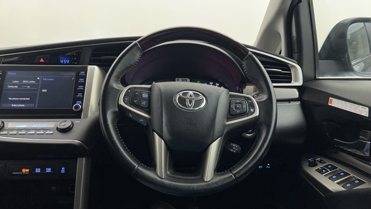 2022 Toyota Innova Crysta 2.4  VX 8 STR-14