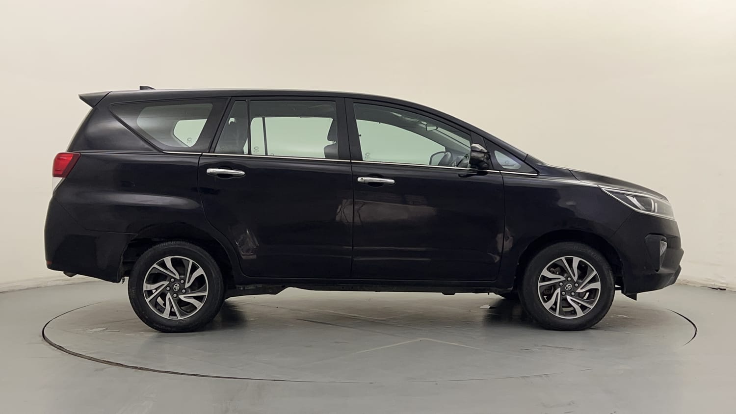 2022 Toyota Innova Crysta 2.4  VX 8 STR-5