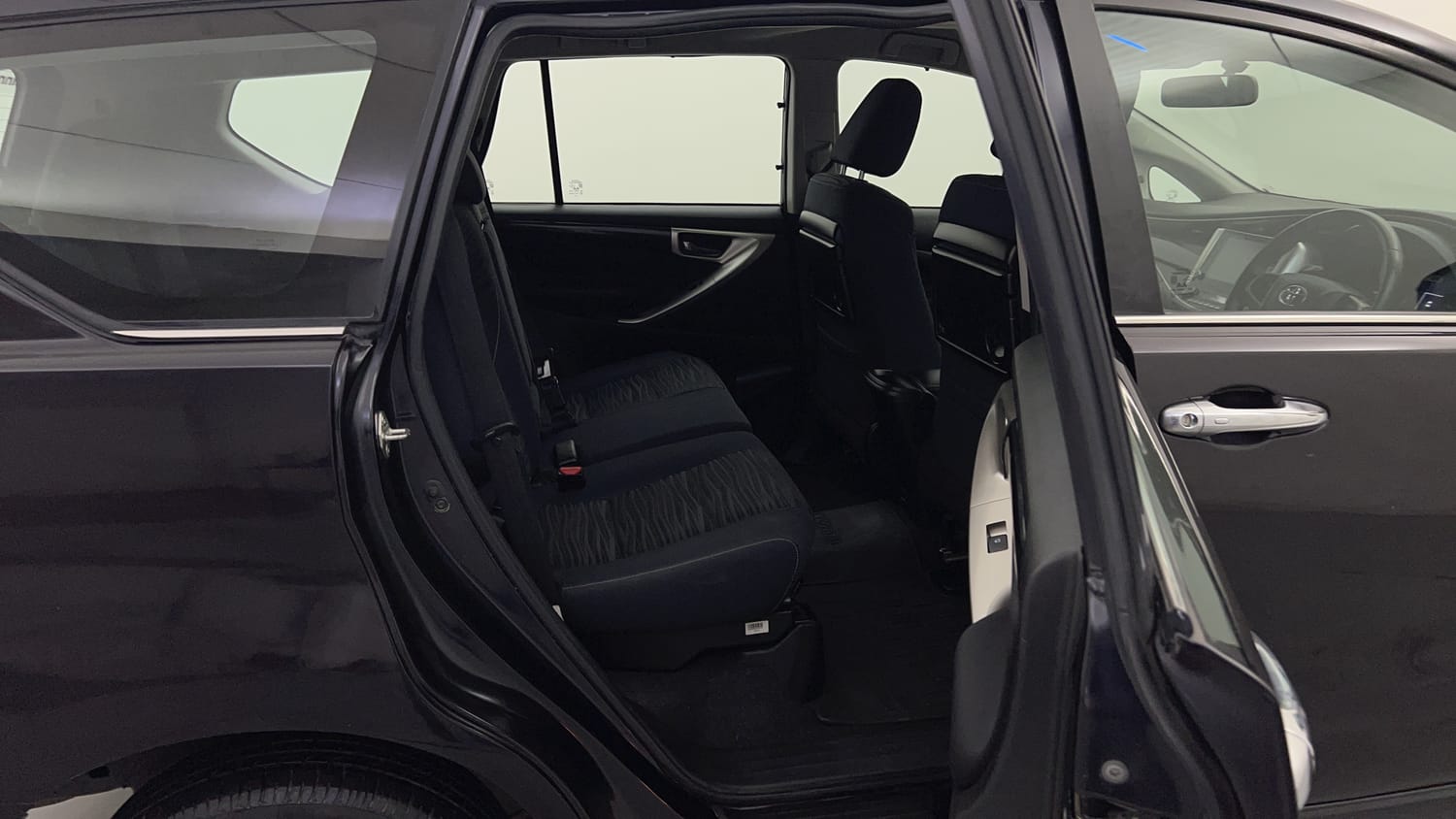 2022 Toyota Innova Crysta 2.4  VX 8 STR-18