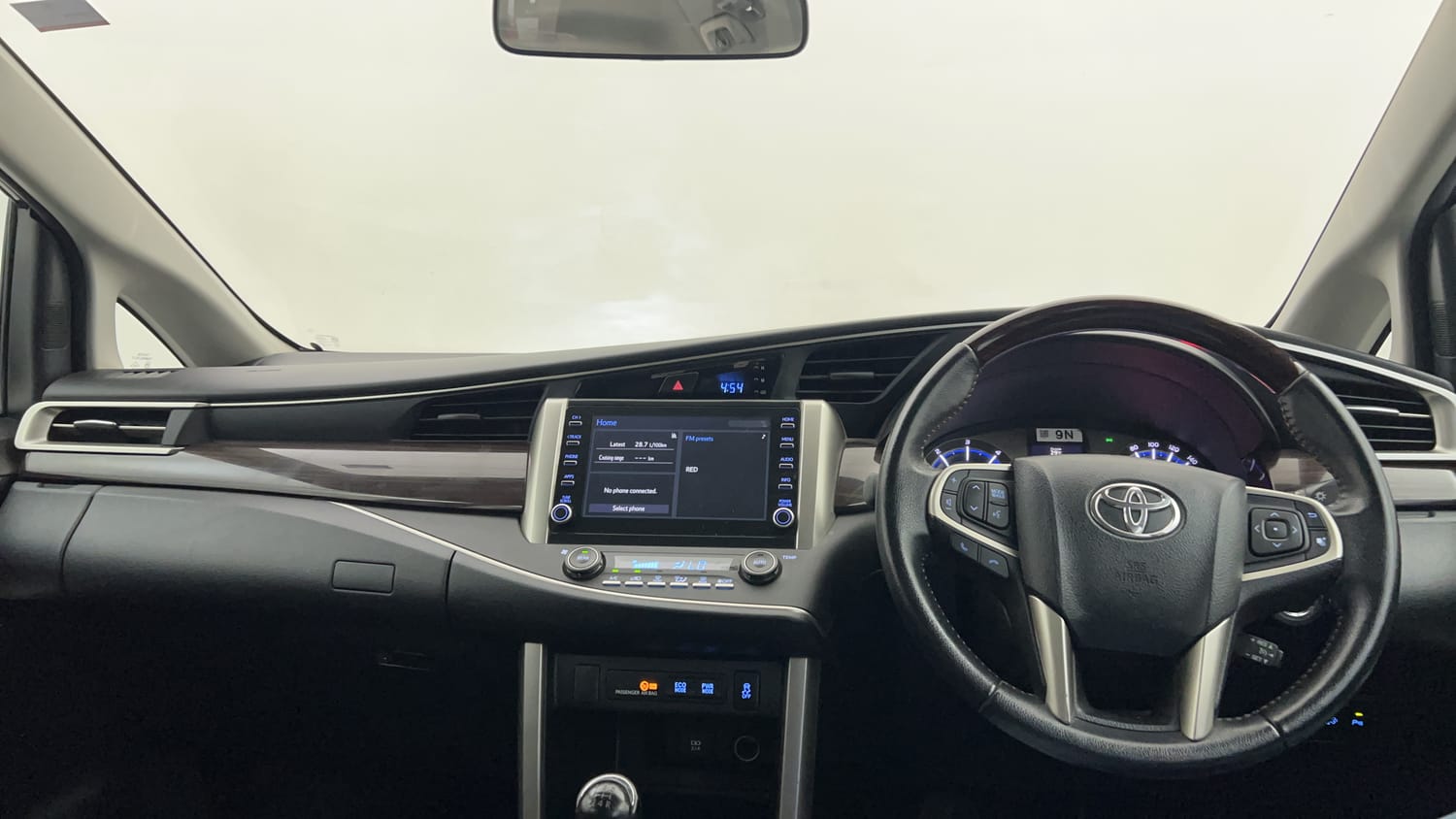 2022 Toyota Innova Crysta 2.4  VX 8 STR-12