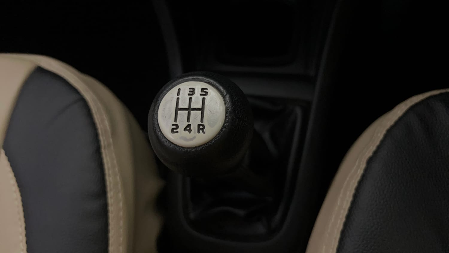 Used 2013 Maruti Suzuki Swift VXI Petrol Manual interior GEAR  KNOB VIEW