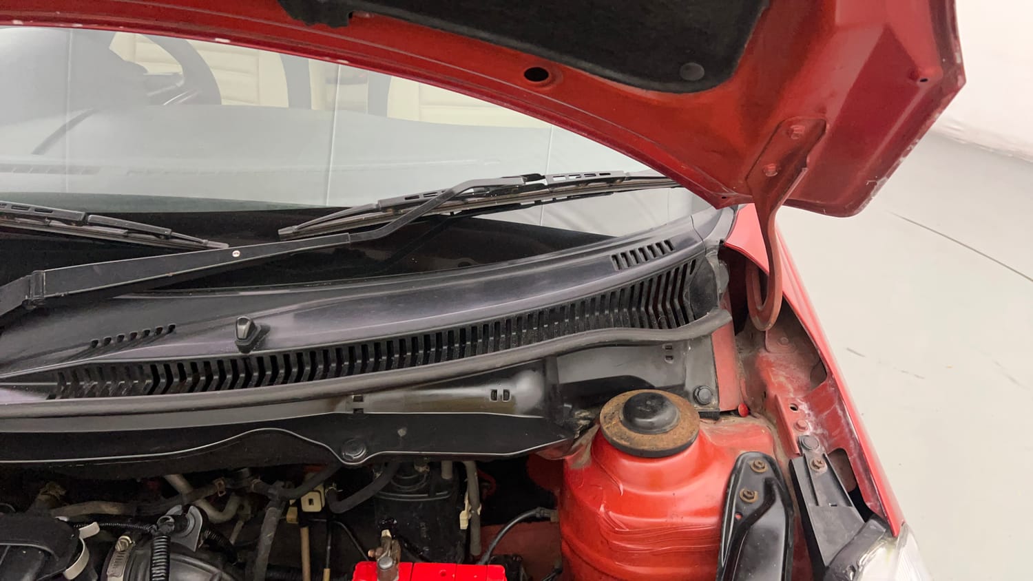 Used 2013 Maruti Suzuki Swift VXI Petrol Manual engine ENGINE LEFT SIDE HINGE & APRON VIEW