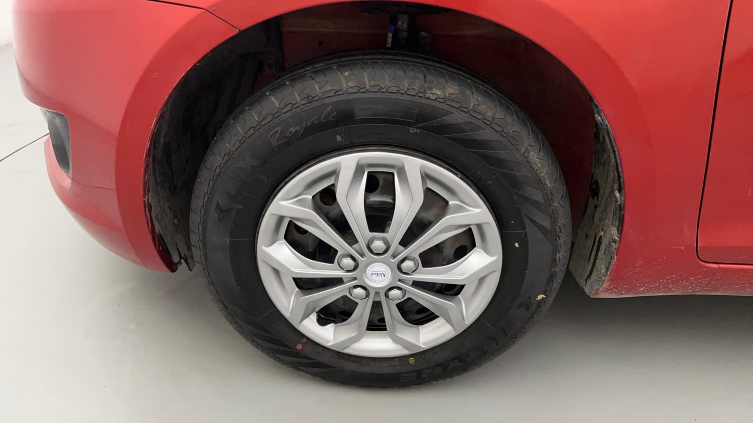 Used 2013 Maruti Suzuki Swift VXI Petrol Manual tyres LEFT FRONT TYRE RIM VIEW