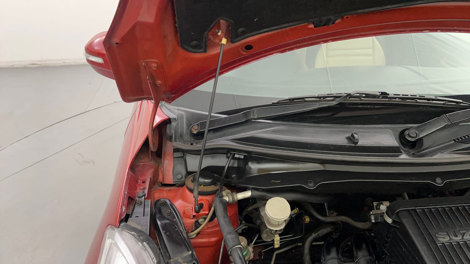 Used 2013 Maruti Suzuki Swift VXI Petrol Manual engine ENGINE RIGHT SIDE HINGE & APRON VIEW