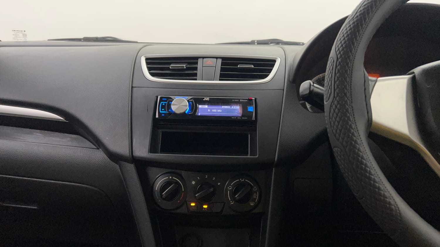 Used 2013 Maruti Suzuki Swift VXI Petrol Manual interior MUSIC SYSTEM & AC CONTROL VIEW