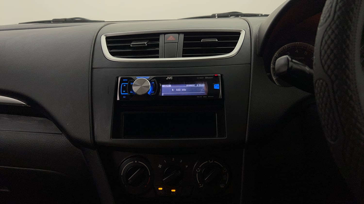 Used 2013 Maruti Suzuki Swift VXI Petrol Manual top_features Integrated (in-dash) music system