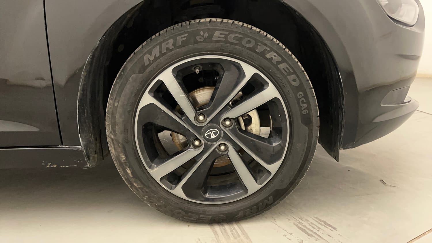 Used 2023 Tata Altroz XZA Plus Petrol Dark Edtion Petrol Automatic tyres RIGHT FRONT TYRE RIM VIEW