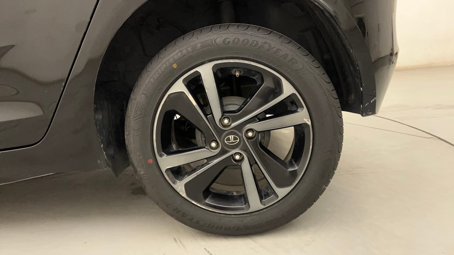 Used 2023 Tata Altroz XZA Plus Petrol Dark Edtion Petrol Automatic tyres LEFT REAR TYRE RIM VIEW