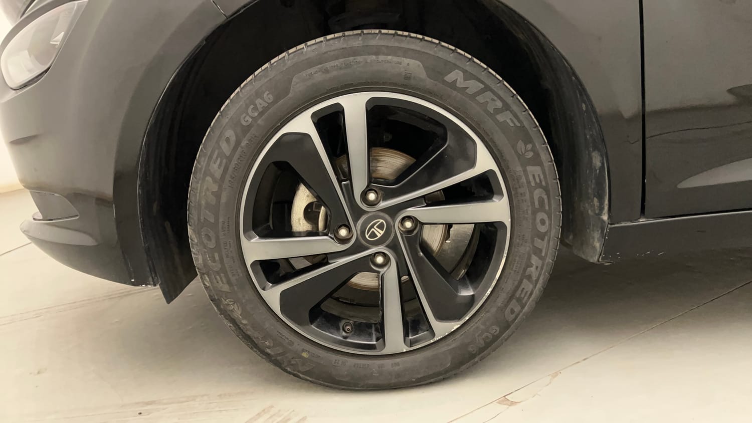 Used 2023 Tata Altroz XZA Plus Petrol Dark Edtion Petrol Automatic tyres LEFT FRONT TYRE RIM VIEW