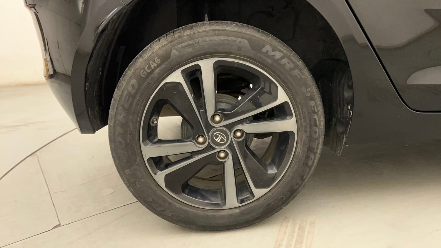 Used 2023 Tata Altroz XZA Plus Petrol Dark Edtion Petrol Automatic tyres RIGHT REAR TYRE RIM VIEW