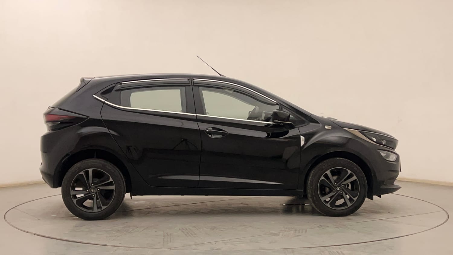 Used 2023 Tata Altroz XZA Plus Petrol Dark Edtion Petrol Automatic exterior RIGHT SIDE VIEW