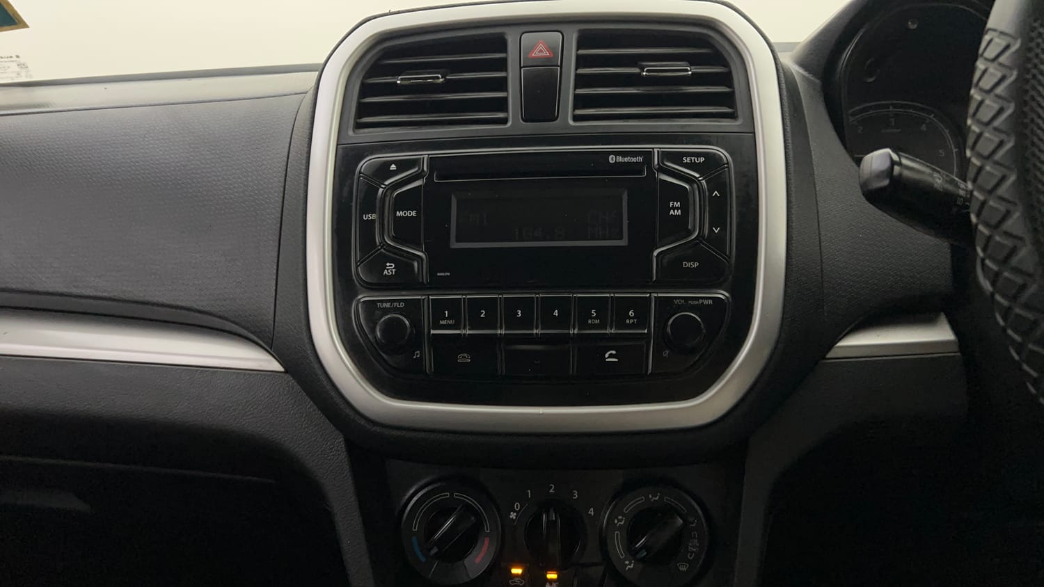 Used 2018 Maruti Suzuki Vitara Brezza [2016-2020] LDi Diesel Manual top_features Integrated (in-dash) music system