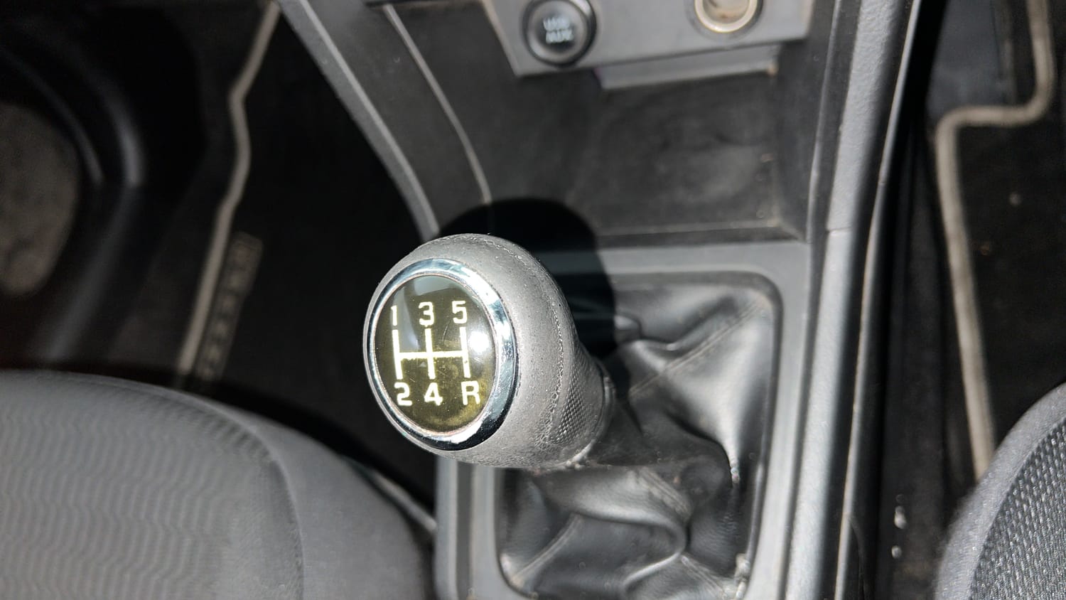 Used 2018 Maruti Suzuki Vitara Brezza [2016-2020] LDi Diesel Manual interior GEAR  KNOB VIEW