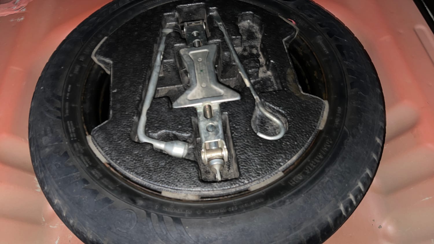 Used 2018 Maruti Suzuki Vitara Brezza [2016-2020] LDi Diesel Manual tyres SPARE TYRE VIEW