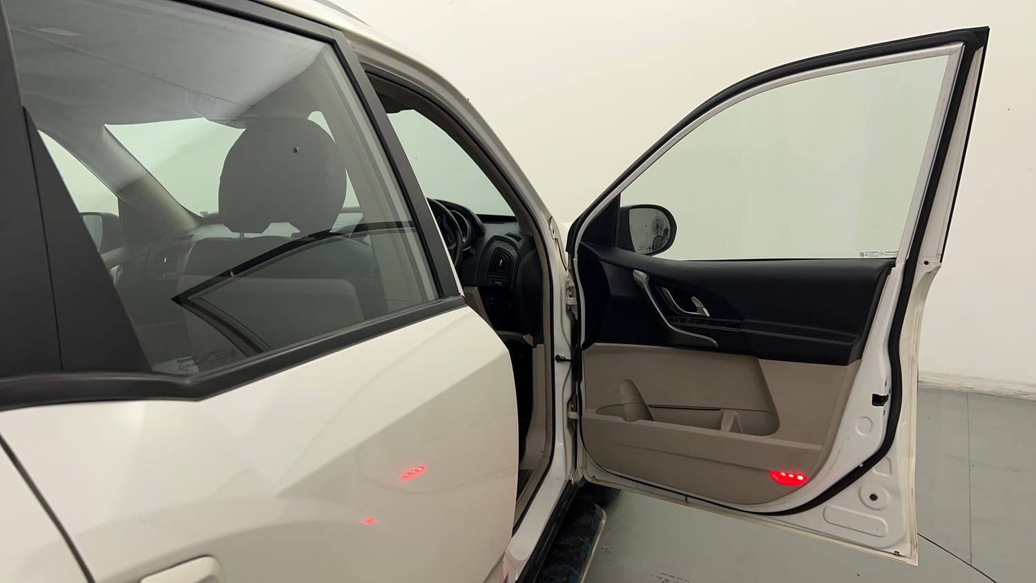 Used 2018 Mahindra XUV500 W9 AT Diesel Automatic interior RIGHT FRONT DOOR OPEN VIEW