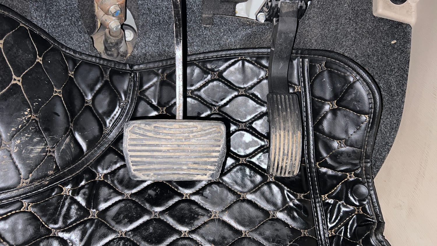Used 2018 Mahindra XUV500 W9 AT Diesel Automatic interior PEDALS VIEW