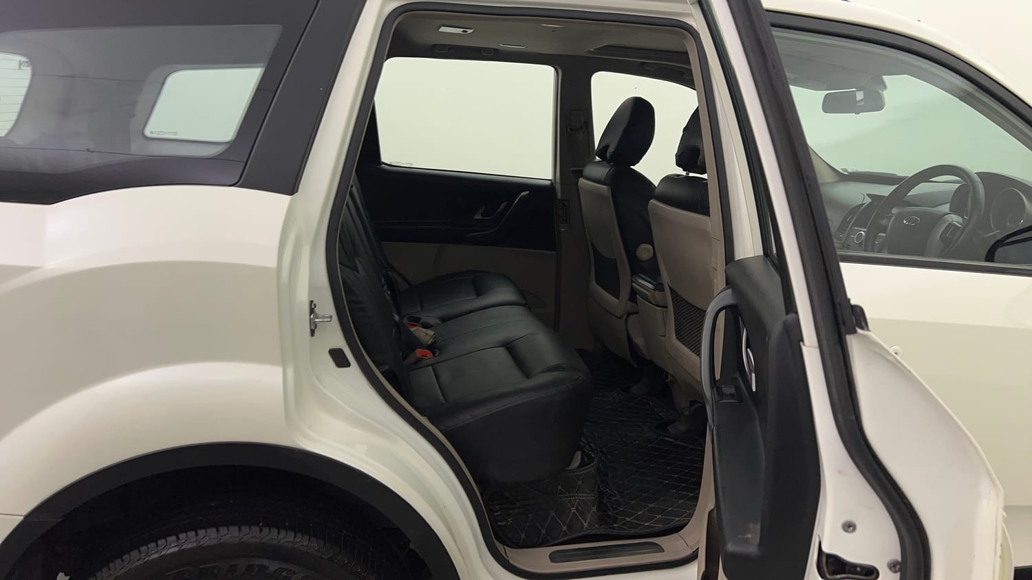 Used 2018 Mahindra XUV500 W9 AT Diesel Automatic interior RIGHT SIDE REAR DOOR CABIN VIEW