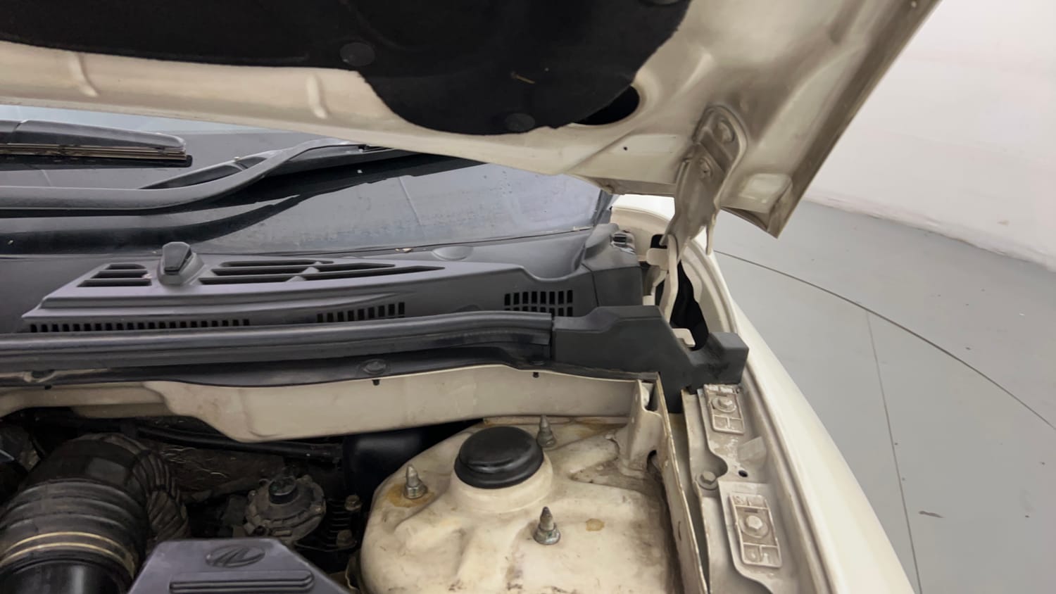 Used 2018 Mahindra XUV500 W9 AT Diesel Automatic engine ENGINE LEFT SIDE HINGE & APRON VIEW