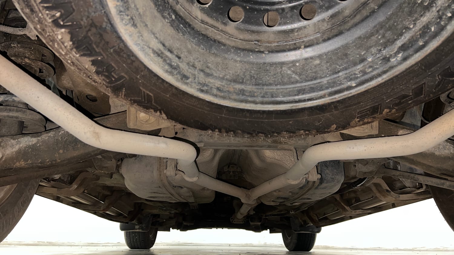 Used 2018 Mahindra XUV500 W9 AT Diesel Automatic extra REAR UNDERBODY VIEW (TAKEN FROM REAR)