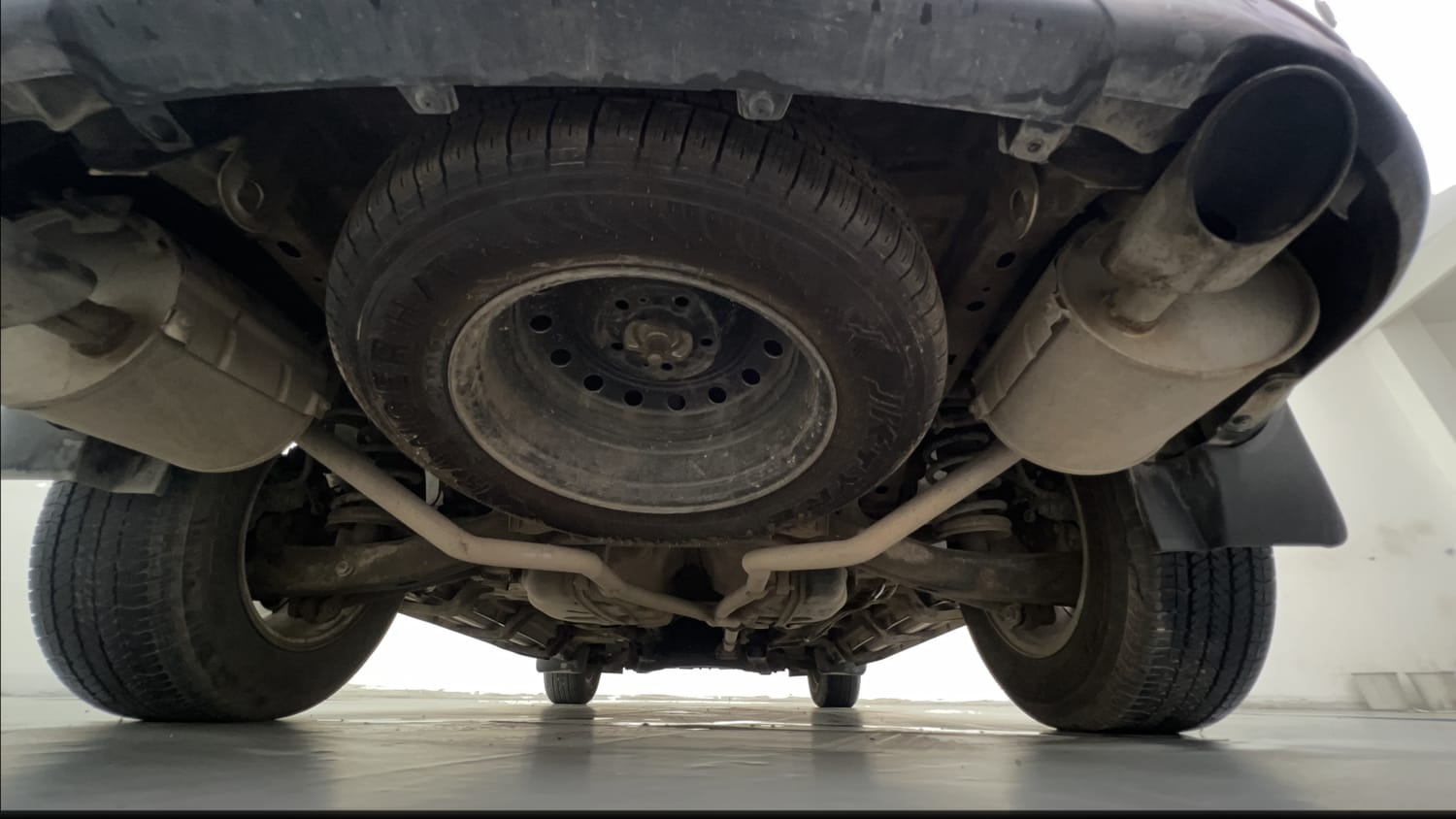 Used 2018 Mahindra XUV500 W9 AT Diesel Automatic tyres SPARE TYRE VIEW