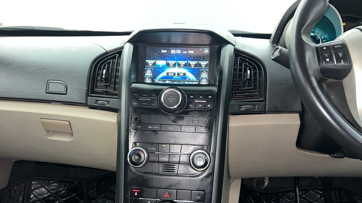 Used 2018 Mahindra XUV500 W9 AT Diesel Automatic interior MUSIC SYSTEM & AC CONTROL VIEW