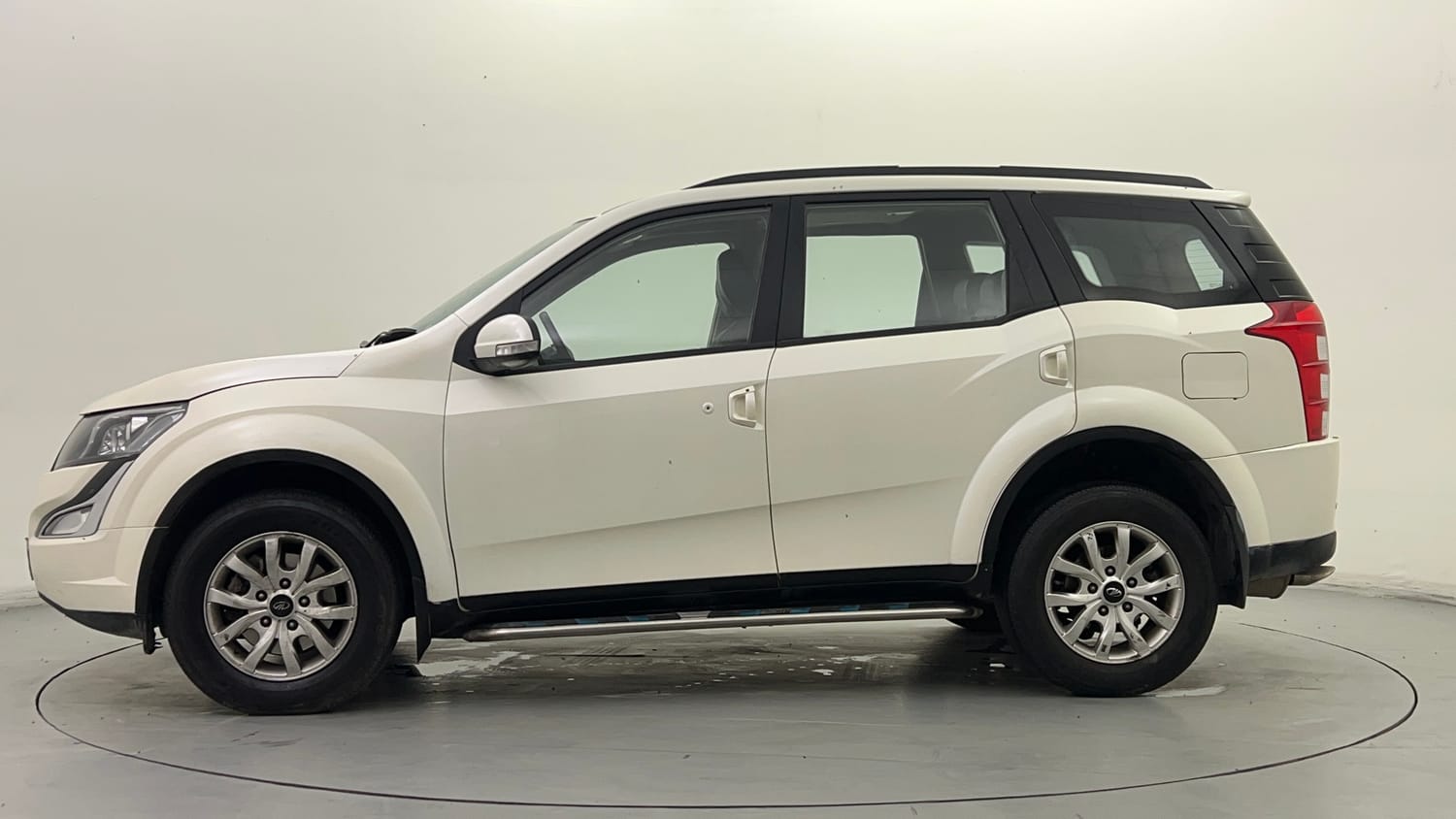 Used 2018 Mahindra XUV500 W9 AT Diesel Automatic exterior LEFT SIDE VIEW