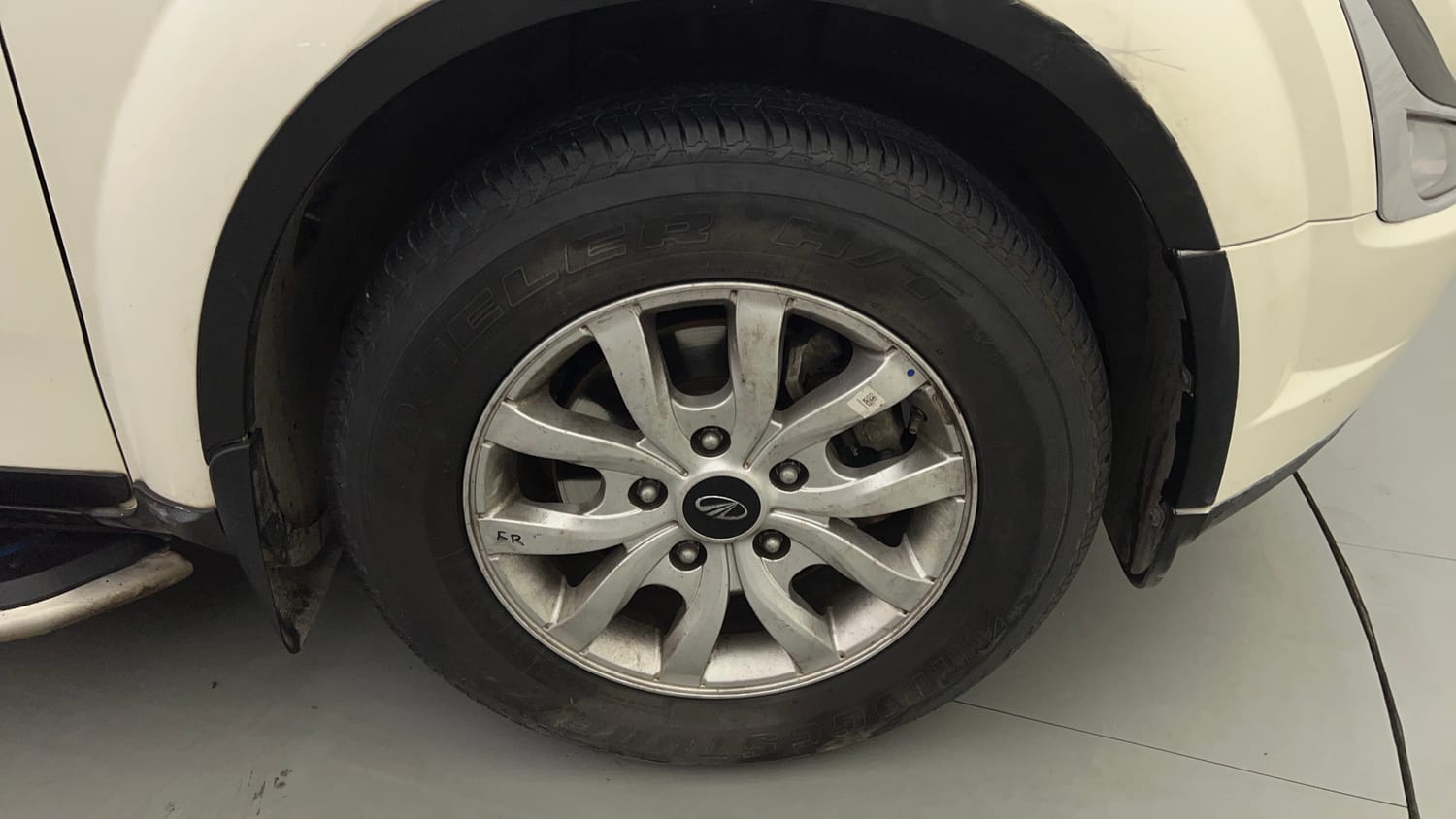 Used 2018 Mahindra XUV500 W9 AT Diesel Automatic tyres RIGHT FRONT TYRE RIM VIEW