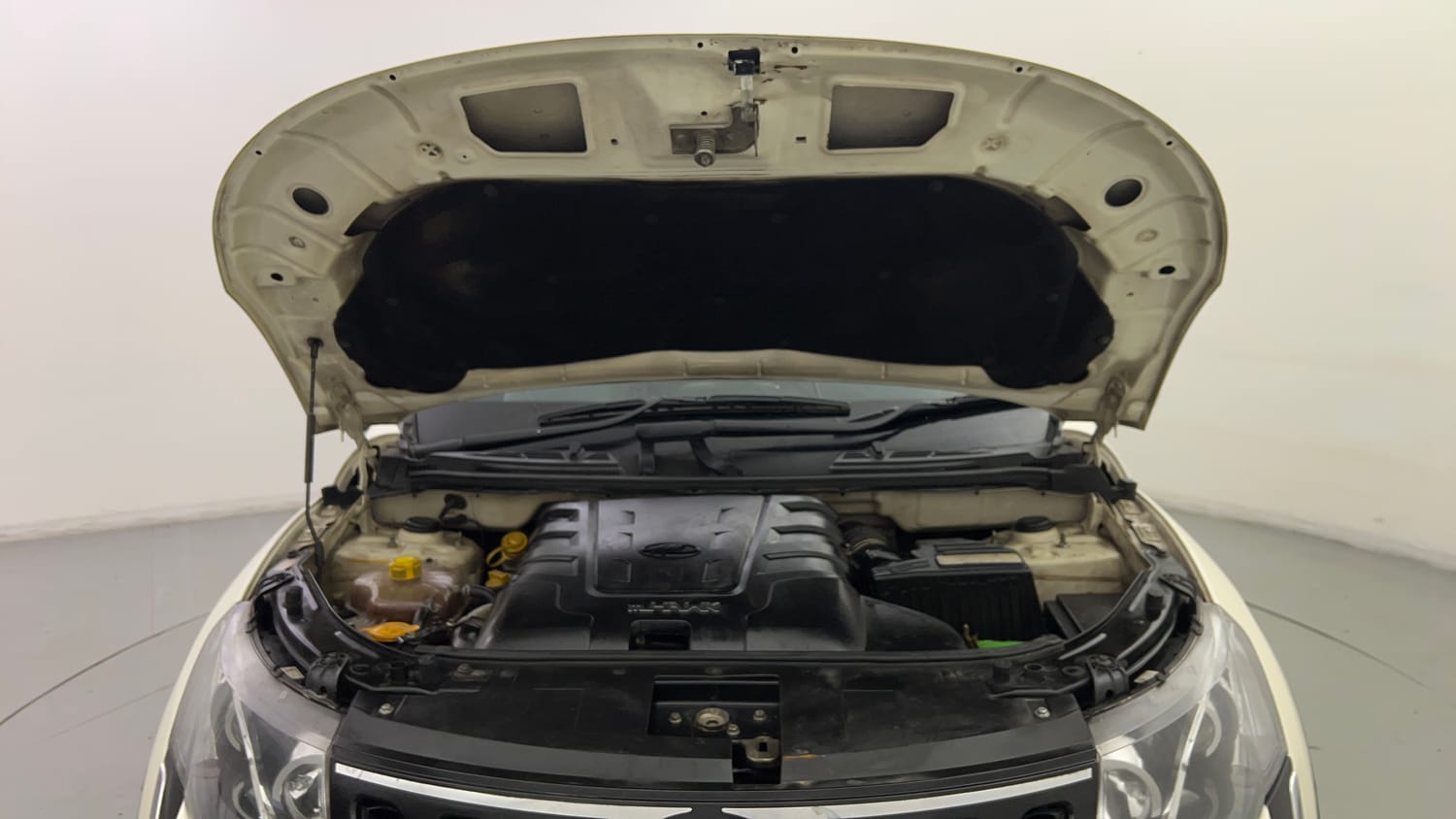 Used 2018 Mahindra XUV500 W9 AT Diesel Automatic engine ENGINE & BONNET OPEN FRONT VIEW