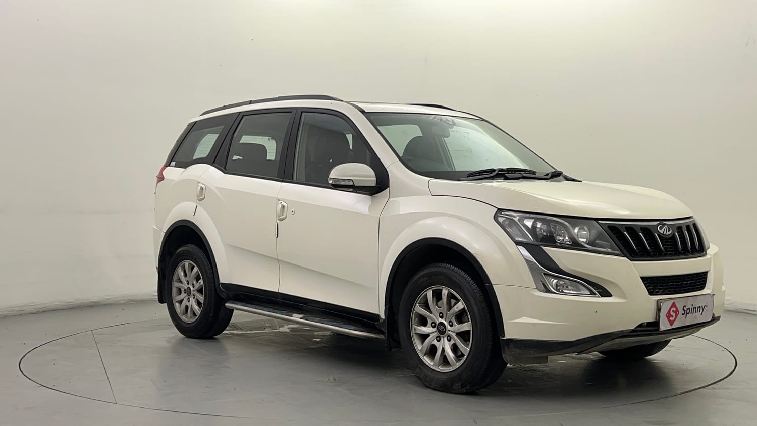 Used 2018 Mahindra XUV500 W9 AT Diesel Automatic exterior RIGHT FRONT CORNER VIEW
