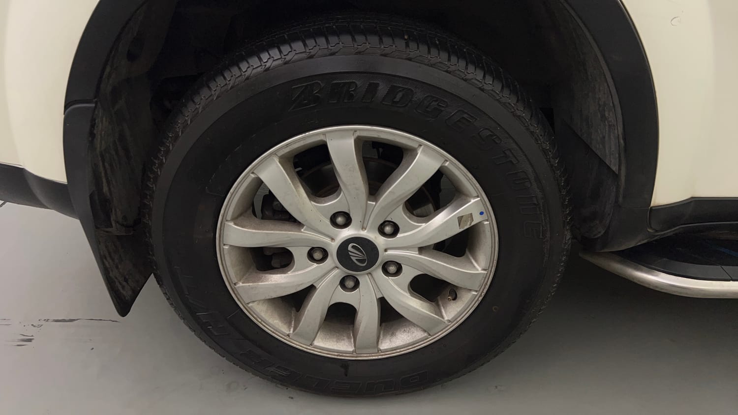 Used 2018 Mahindra XUV500 W9 AT Diesel Automatic tyres RIGHT REAR TYRE RIM VIEW