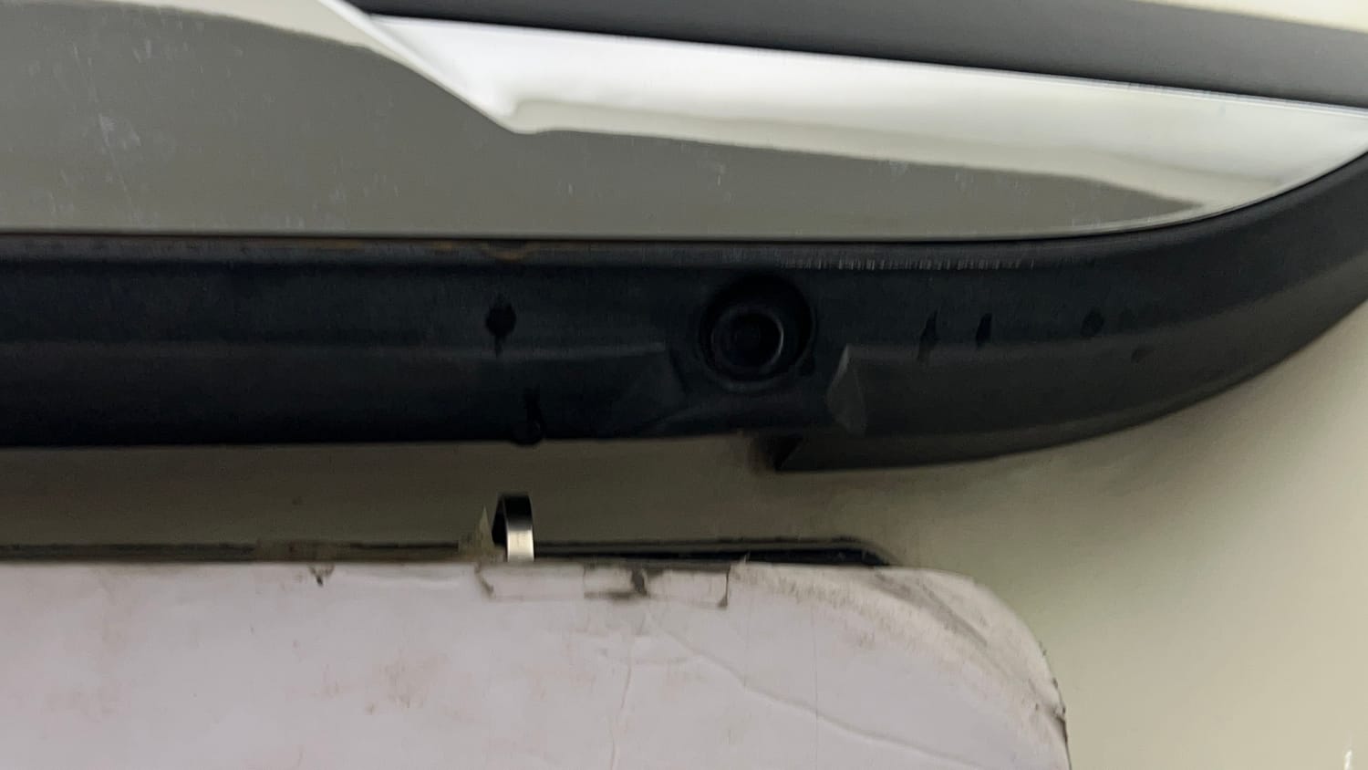 Used 2018 Mahindra XUV500 W9 AT Diesel Automatic top_features Rear camera