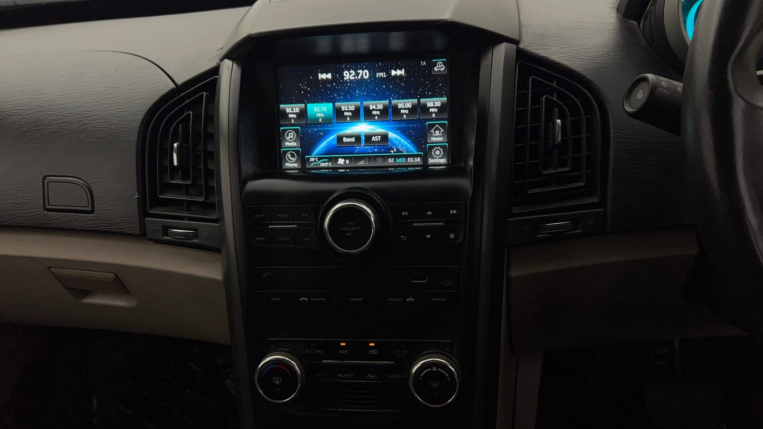 Used 2018 Mahindra XUV500 W9 AT Diesel Automatic top_features Integrated (in-dash) music system