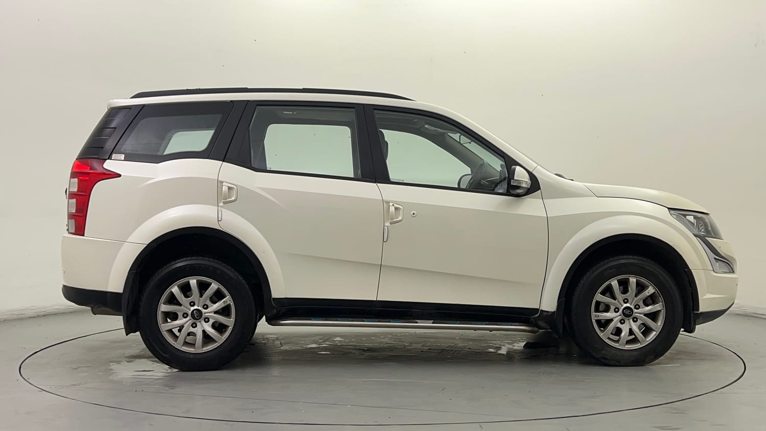 Used 2018 Mahindra XUV500 W9 AT Diesel Automatic exterior RIGHT SIDE VIEW