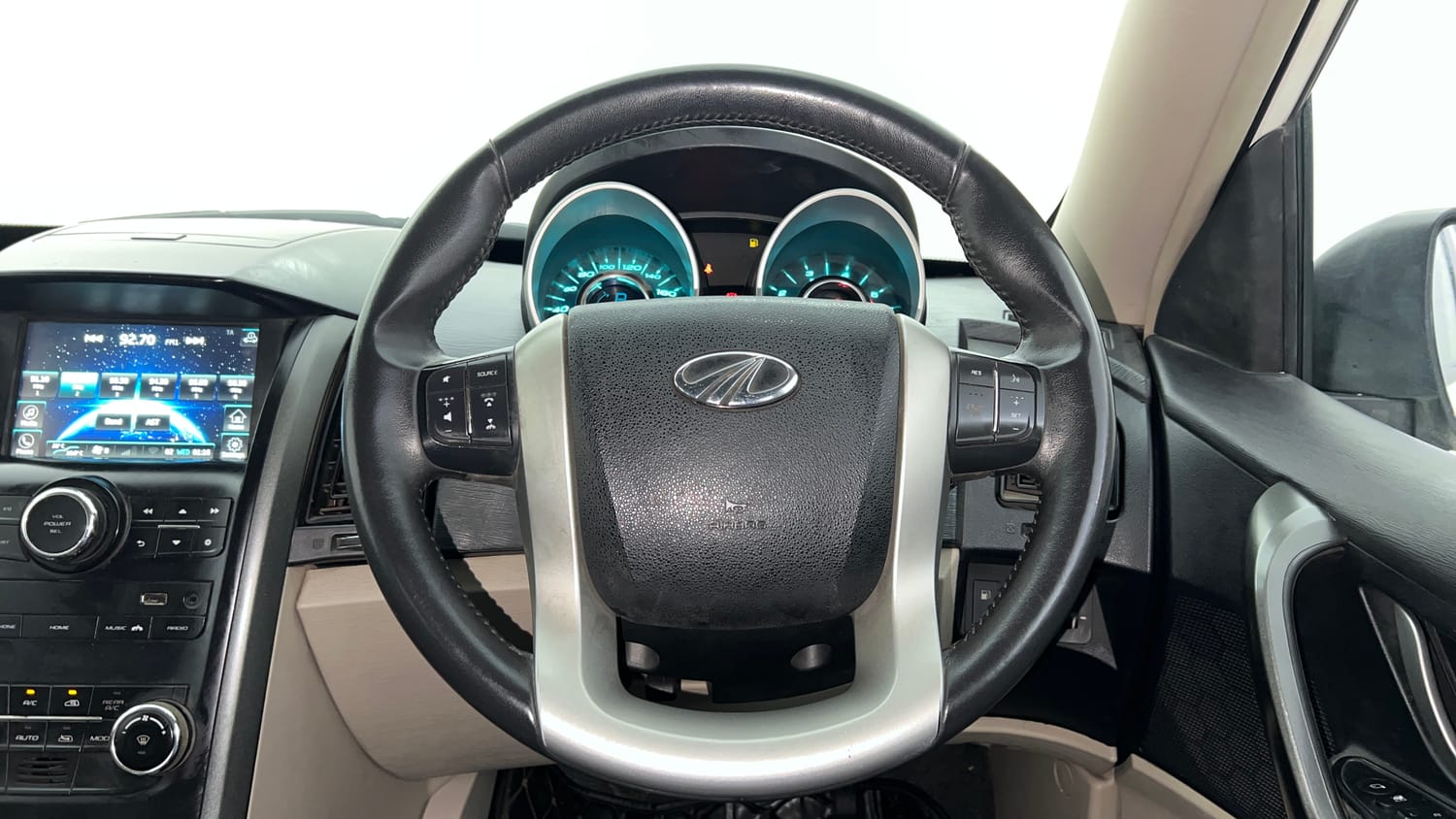 Used 2018 Mahindra XUV500 W9 AT Diesel Automatic interior STEERING VIEW