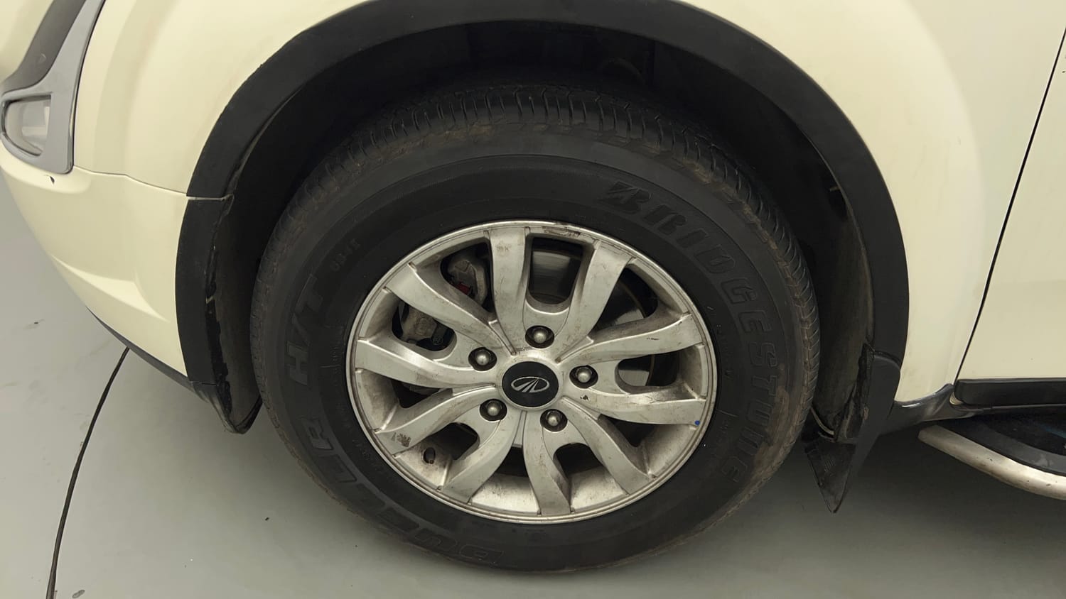 Used 2018 Mahindra XUV500 W9 AT Diesel Automatic tyres LEFT FRONT TYRE RIM VIEW