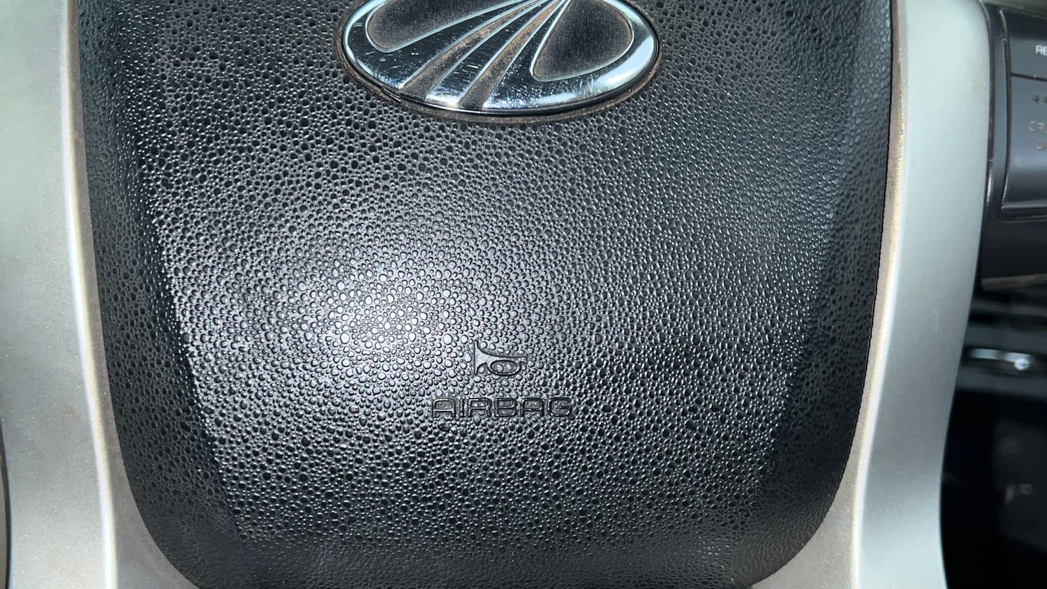 Used 2018 Mahindra XUV500 W9 AT Diesel Automatic top_features Airbags