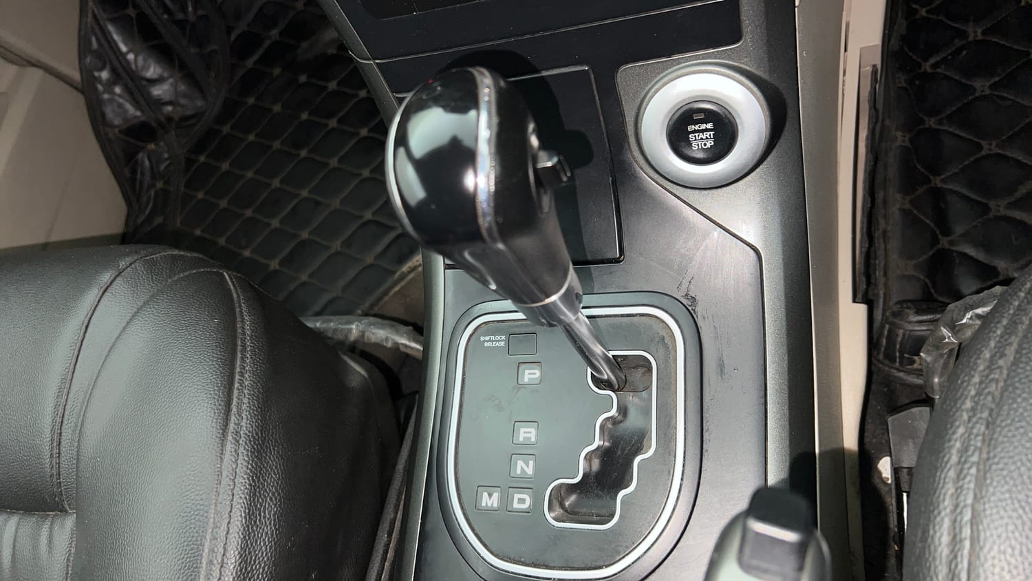 Used 2018 Mahindra XUV500 W9 AT Diesel Automatic interior GEAR  KNOB VIEW