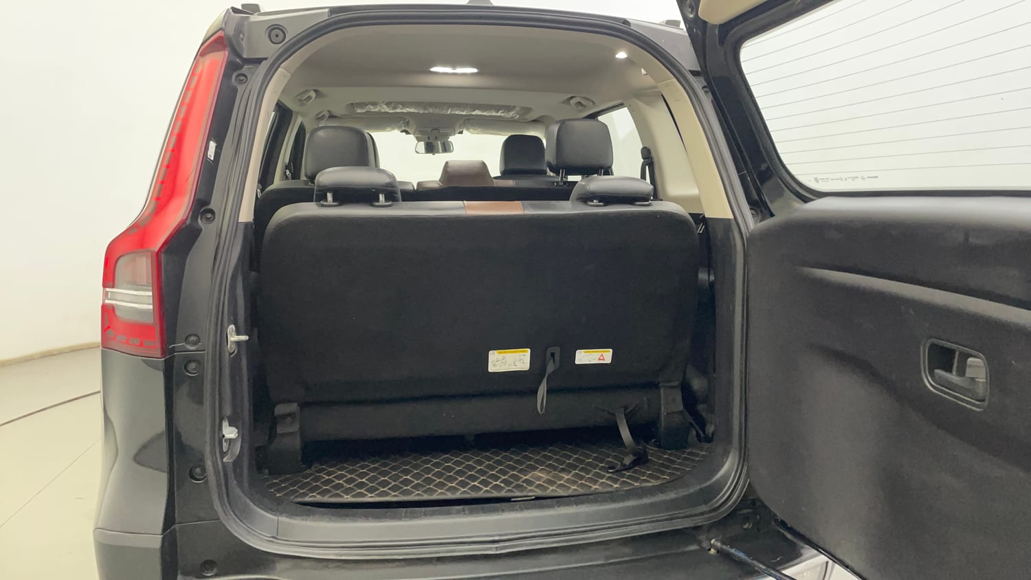 Used 2024 Mahindra Scorpio N Z8 L 4WD Diesel AT 7 STR Diesel Automatic interior DICKY INSIDE VIEW