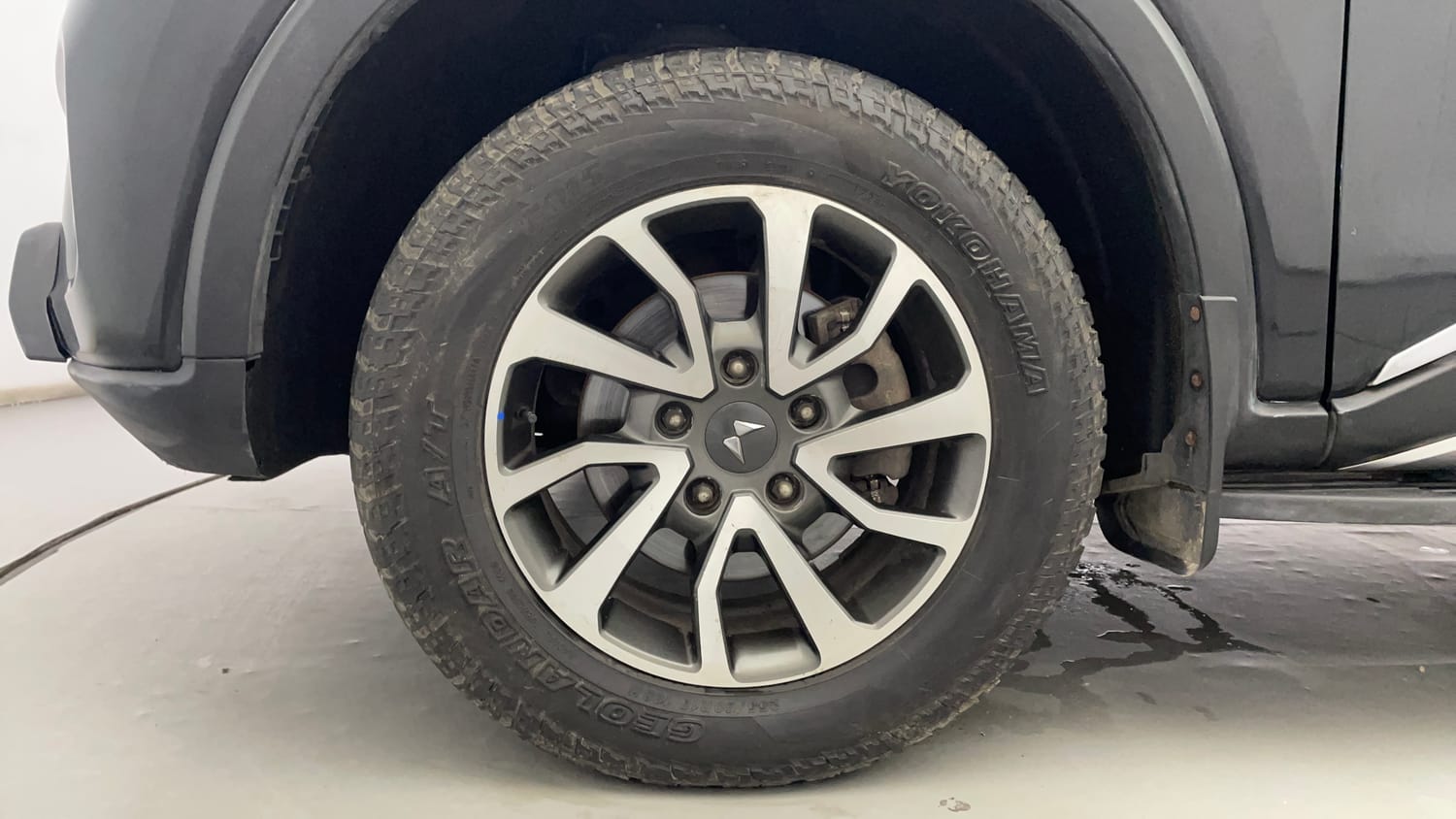 Used 2024 Mahindra Scorpio N Z8 L 4WD Diesel AT 7 STR Diesel Automatic tyres LEFT FRONT TYRE RIM VIEW