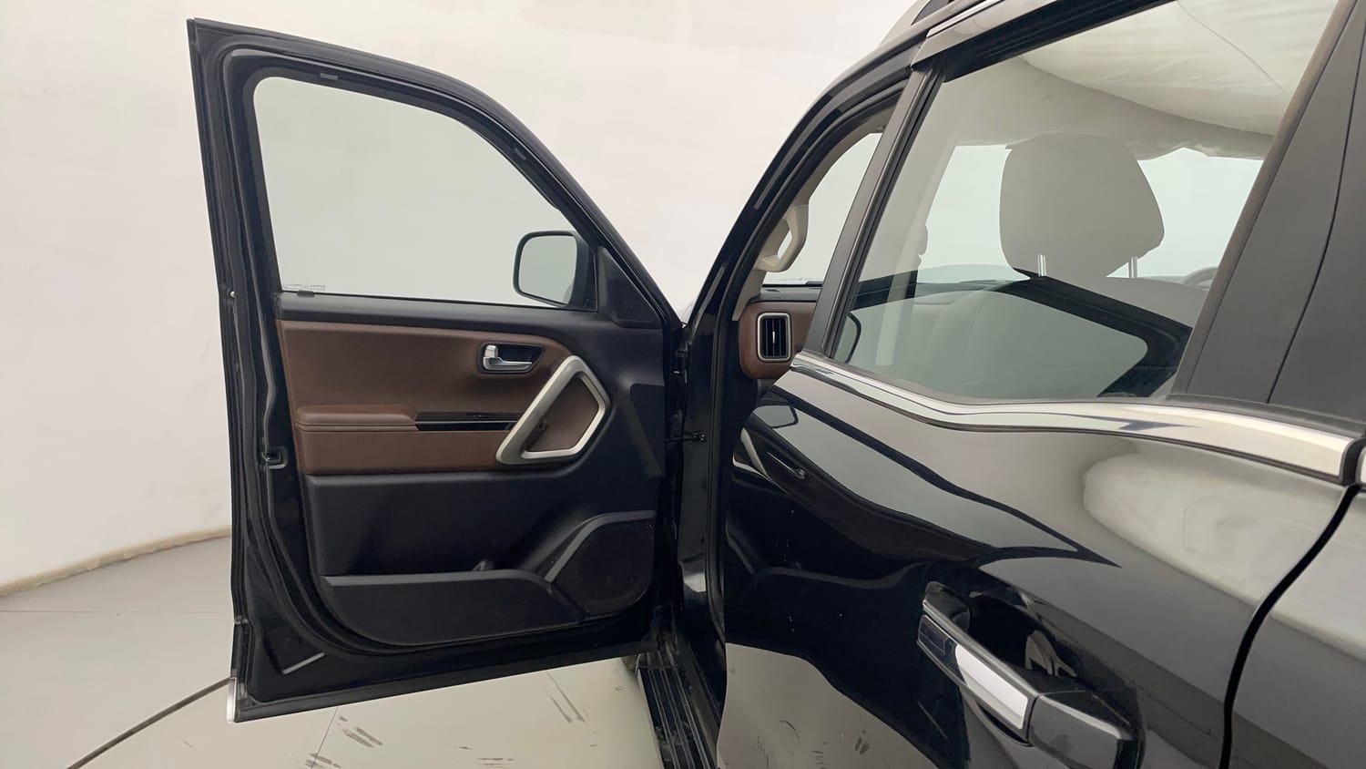 Used 2024 Mahindra Scorpio N Z8 L 4WD Diesel AT 7 STR Diesel Automatic interior LEFT FRONT DOOR OPEN VIEW