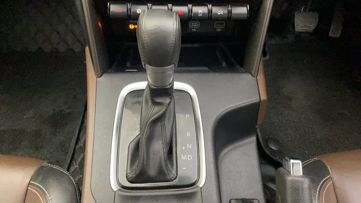 Used 2024 Mahindra Scorpio N Z8 L 4WD Diesel AT 7 STR Diesel Automatic interior GEAR  KNOB VIEW