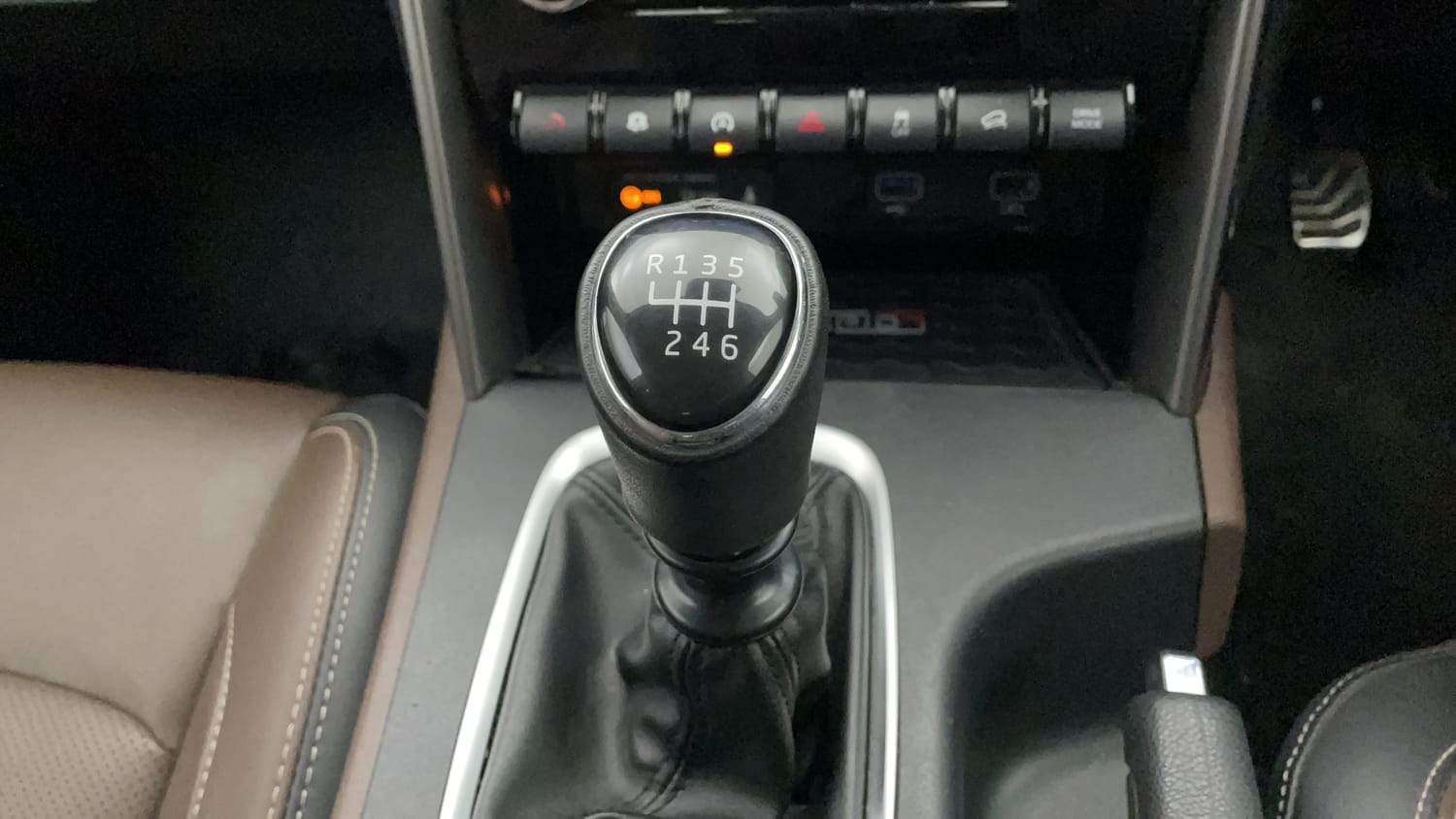 Used 2024 Mahindra Scorpio N Z8 L Diesel 7 STR Diesel Manual interior GEAR  KNOB VIEW